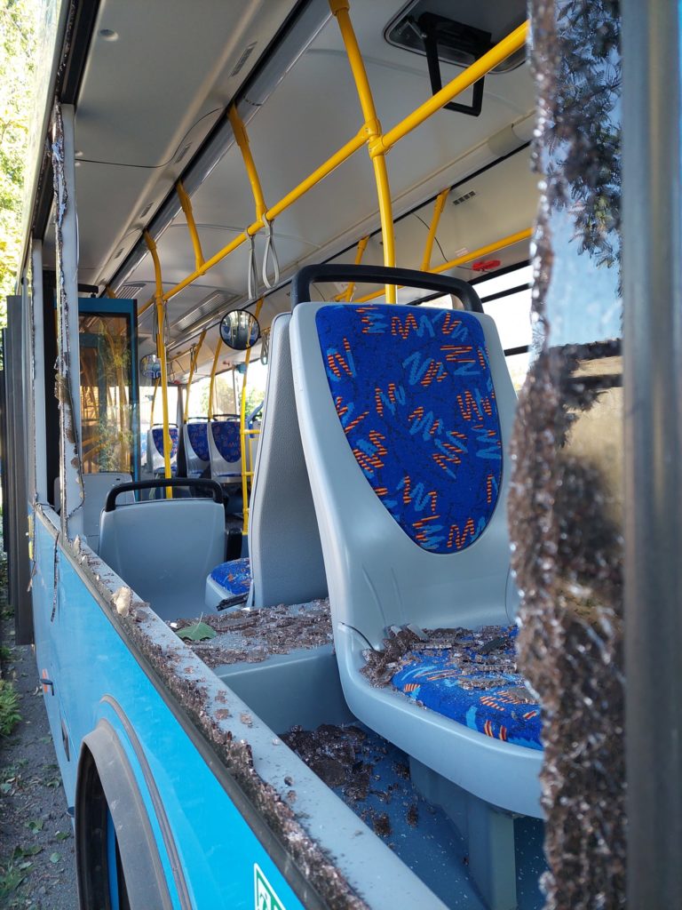 Внаслідок ранкових обстрілів Миколаєва пошкоджено 18 тролейбусів (ФОТО) 3