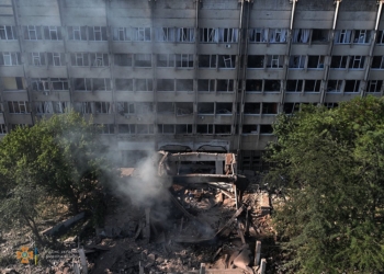 Ранкова ракетна атака по двом університетам Миколаєва: рятувальники загасили пожежі, комунальники прибрали (ФОТО, ВІДЕО)