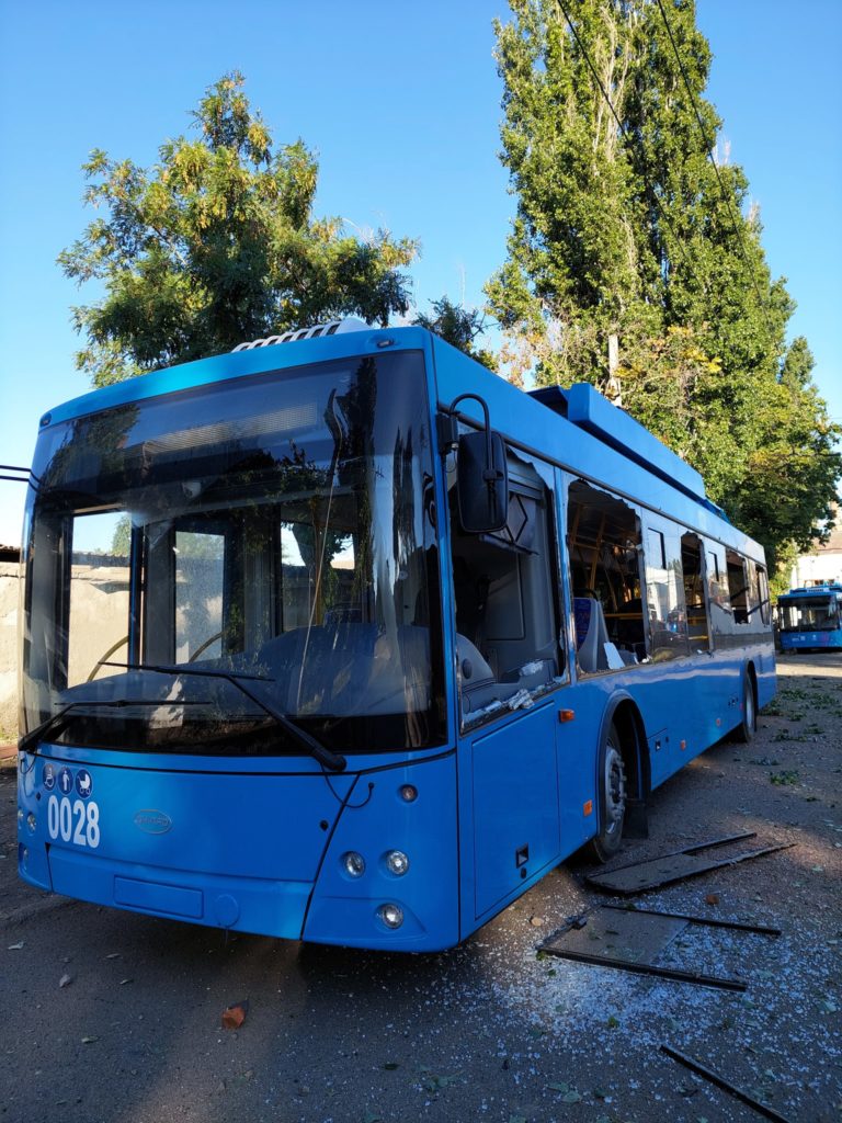 Внаслідок ранкових обстрілів Миколаєва пошкоджено 18 тролейбусів (ФОТО) 1