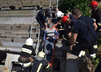 В Корабельном районе ремонтник упал в 4-метровый коллектор