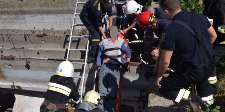 В Корабельном районе ремонтник упал в 4-метровый коллектор