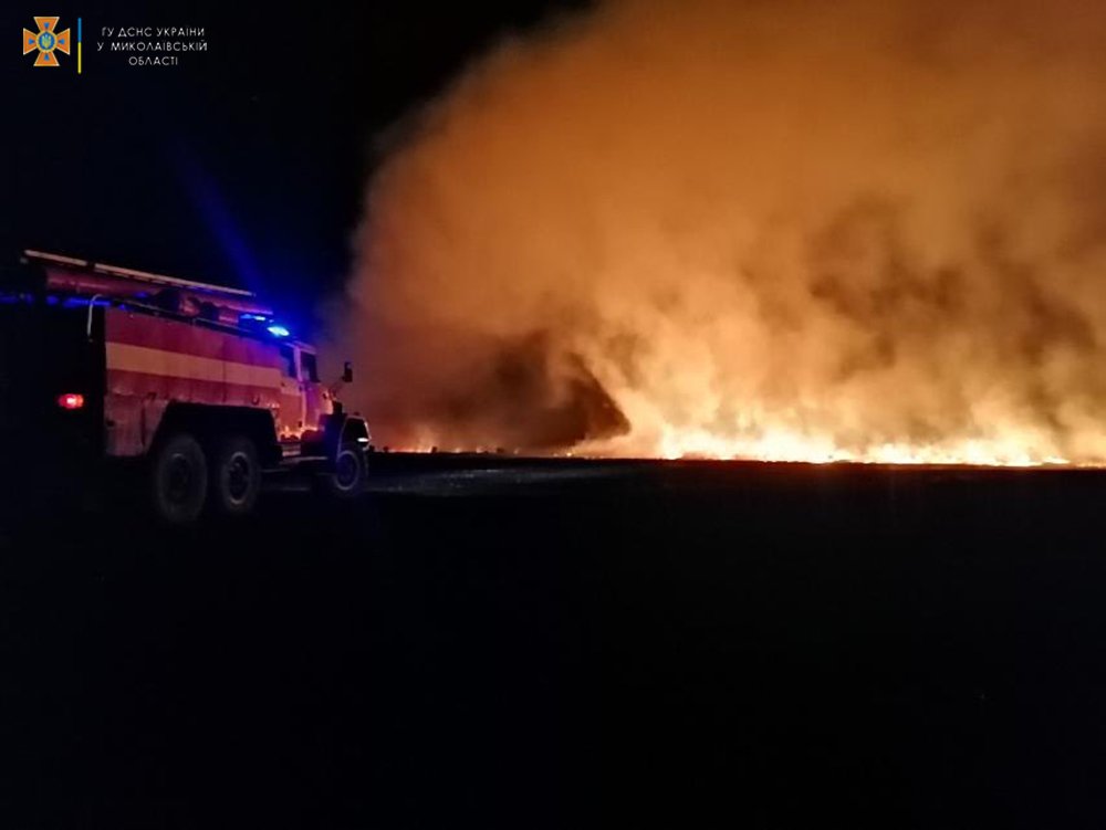 Пожежі, в тому числі і від обстрілів, і летальне ДТП – куди виїздили за добу миколаївські рятувальники (ФОТО) 29