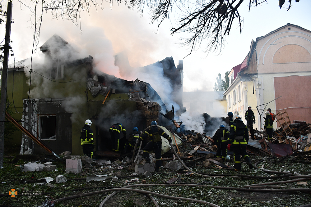 Наслідки ранкової атаки російських окупантів по Миколаєву – численні пожежі, влучання в 2 лікарні, 4 людини поранено (ФОТО) 27