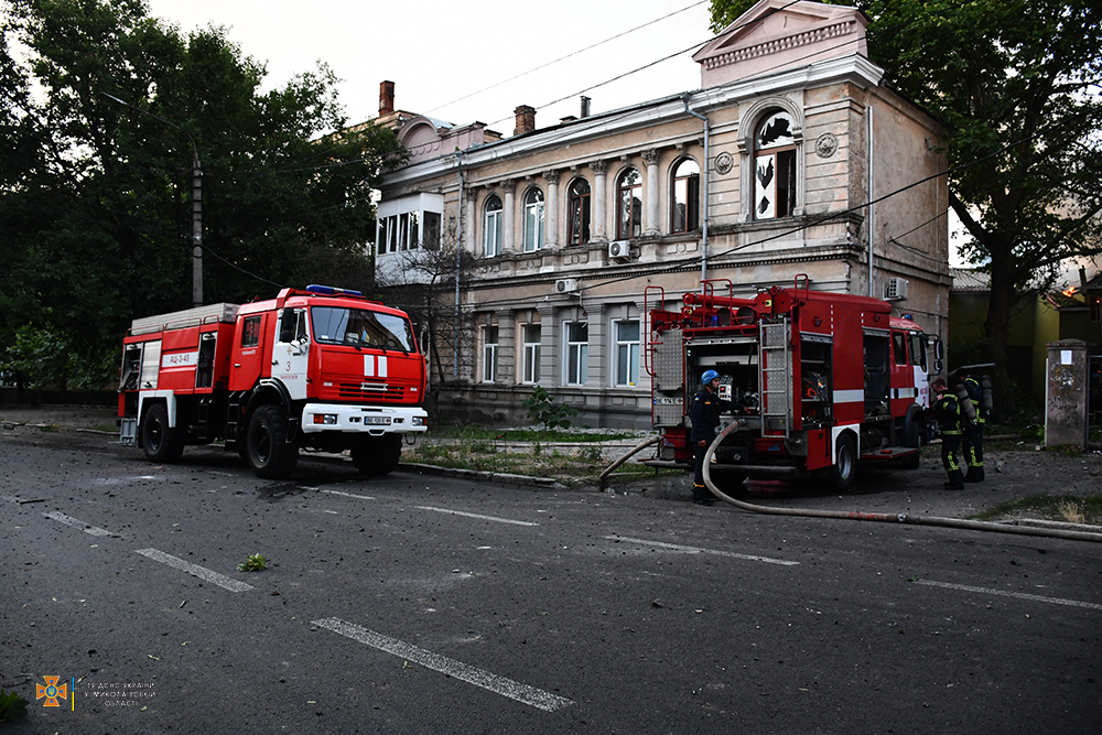 Наслідки ранкової атаки російських окупантів по Миколаєву – численні пожежі, влучання в 2 лікарні, 4 людини поранено (ФОТО) 29