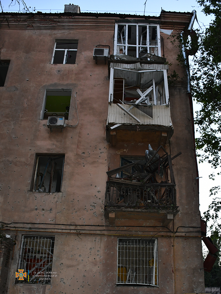 Наслідки ранкової атаки російських окупантів по Миколаєву – численні пожежі, влучання в 2 лікарні, 4 людини поранено (ФОТО) 33