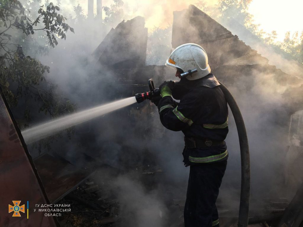 Пожежі, в тому числі і від обстрілів, і летальне ДТП – куди виїздили за добу миколаївські рятувальники (ФОТО) 3