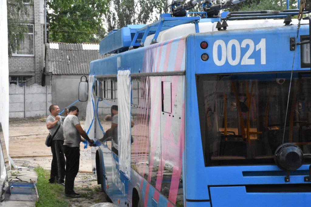 «Миколаївелектротранс» почав відновлювати пошкоджені російськими обстрілами тролейбуси (ФОТО) 3
