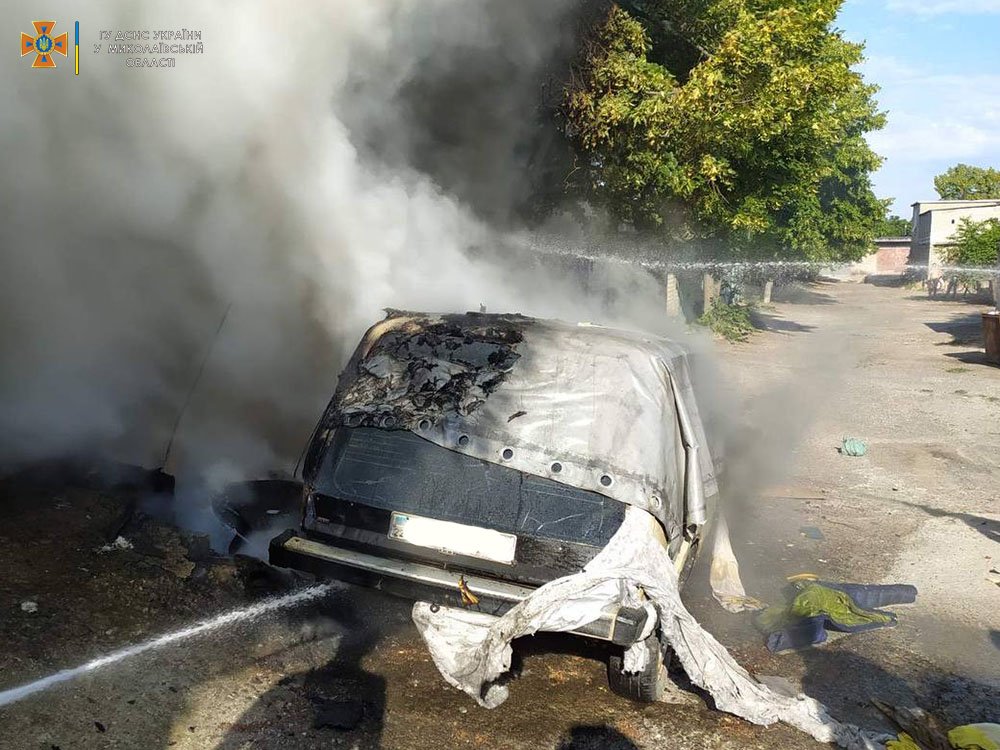 В Южноукраїнську згорів гараж та припаркована поряд «Нива» (ФОТО) 3