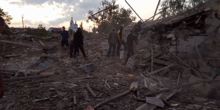 Пожежі через обстріли на Миколаївщині – дві в Миколаєві, поле з ячменем у Миколаївському районі. Підтверджена загибель людини внаслідок ракетної атаки у Нечаяному (ФОТО)