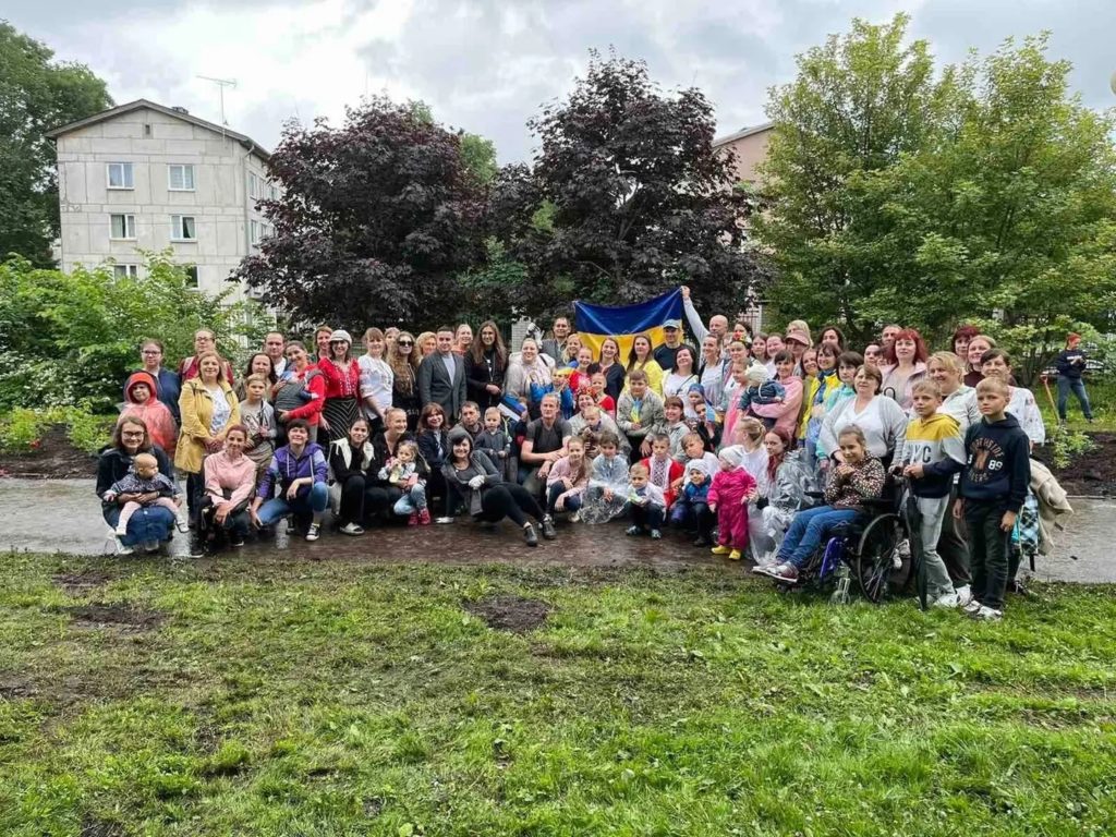 В Таллинне украинские беженцы в благодарность за гостеприимство высадили аллею роз (ФОТО) 4