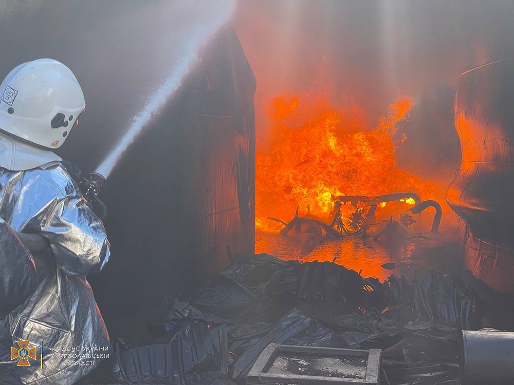 У Миколаєві – масштабна пожежа на підприємстві. Рятувальники кажуть – самозаймання через спеку (ФОТО) 3