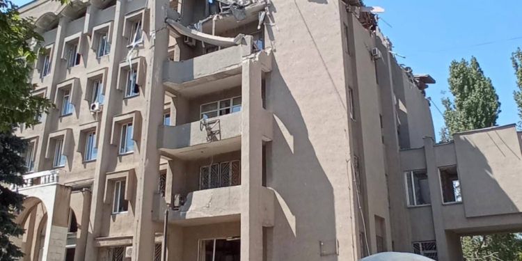 Наслідки ракетної атаки по вишам Миколаєва: в НУК практично не вціліло жодної аудиторії, а в «Сухомлинці» довелось обвалити  частину надбудови (ФОТО, ВІДЕО)