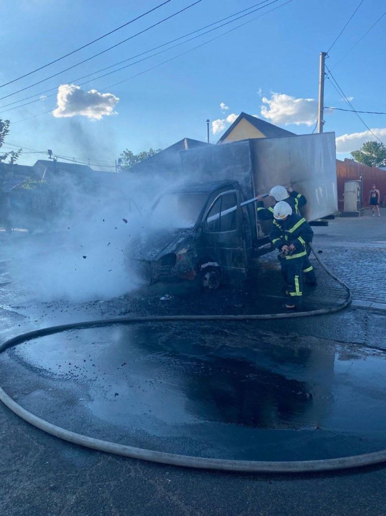 У Миколаєві одразу в двох місцях спалахнули пожежі – в квартирі і в авто (ФОТО) 4