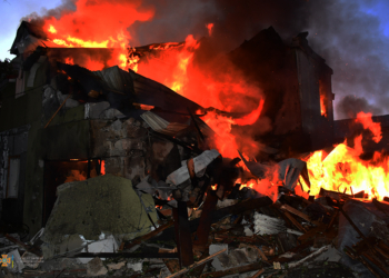 Наслідки ранкової атаки російських окупантів по Миколаєву – численні пожежі, влучання в 2 лікарні, 4 людини поранено (ФОТО)