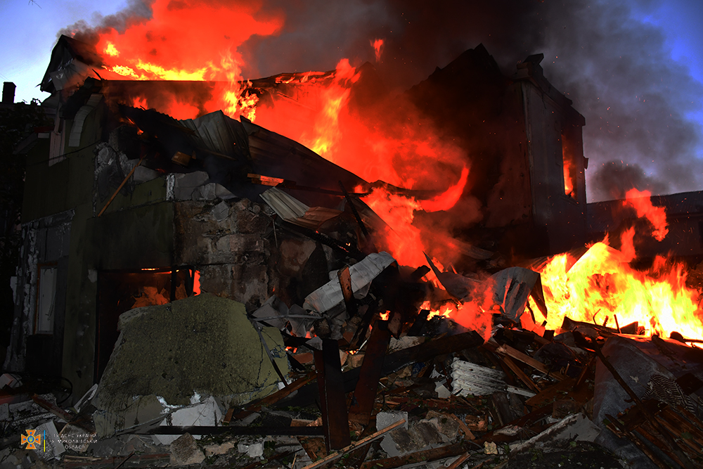 Наслідки ранкової атаки російських окупантів по Миколаєву – численні пожежі, влучання в 2 лікарні, 4 людини поранено (ФОТО) 37