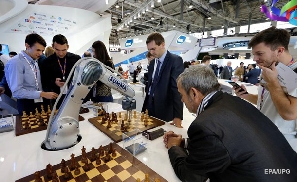 Московський робот-шахист зломав пальця 7-річному спортсмену під час шахового турніру за порушення правил (ВІДЕО)