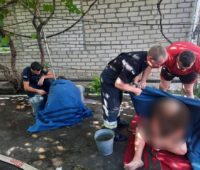 На Николаевщине спасатели вынули из выгребной ямы молодую женщину и ее отца