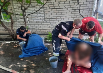 На Николаевщине спасатели вынули из выгребной ямы молодую женщину и ее отца