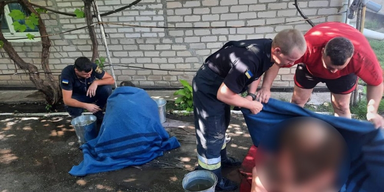 На Николаевщине спасатели вынули из выгребной ямы молодую женщину и ее отца