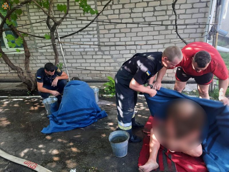 На Николаевщине спасатели вынули из выгребной ямы молодую женщину и ее отца