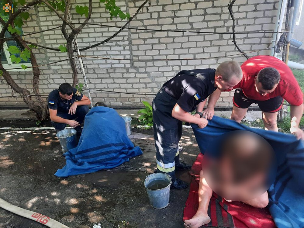 На Николаевщине спасатели вынули из выгребной ямы молодую женщину и ее отца 4
