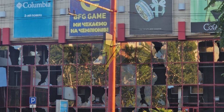 Николаев под ракетной атакой: разбита крупная гостиница и другие цивильные объекты (ФОТО)