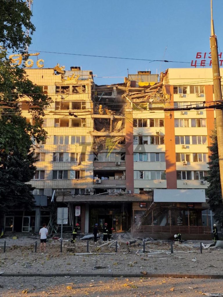 Николаев под ракетной атакой: разбита крупная гостиница и другие цивильные объекты (ФОТО) 5