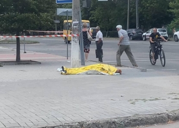 Миколаївські патрульні не вміють накладати турнікети, – київські волонтери, що перші опинились на обстріляній россіянами зупинці