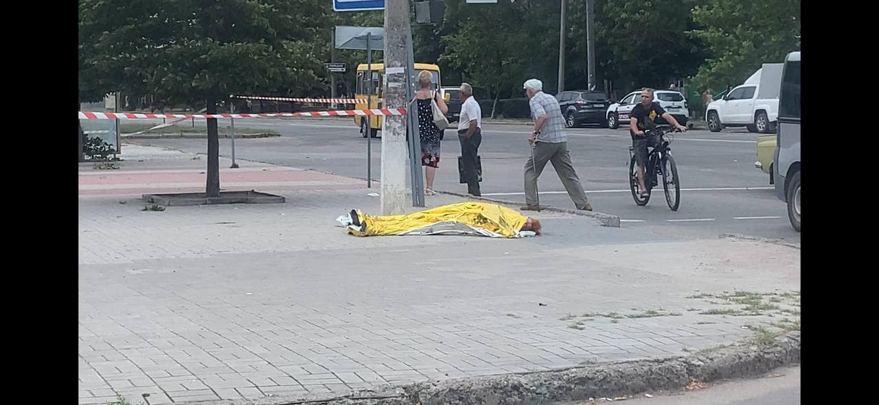 Миколаївські патрульні не вміють накладати турнікети, – київські волонтери, що перші опинились на обстріляній россіянами зупинці