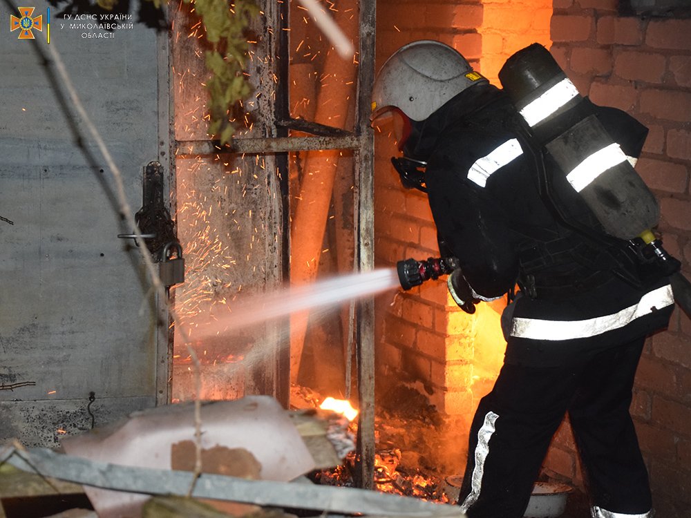 Через нічну та ранкову атаки росіян на Миколаїв спалахнуло 8 пожеж – ДСНС (ФОТО, ВІДЕО) 5