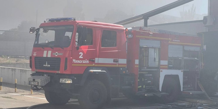 У Миколаєві – масштабна пожежа на підприємстві. Рятувальники кажуть – самозаймання через спеку (ФОТО)
