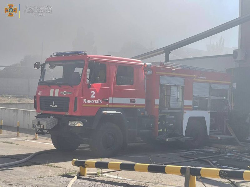 У Миколаєві – масштабна пожежа на підприємстві. Рятувальники кажуть – самозаймання через спеку (ФОТО)