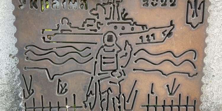 Майстер з Миколаєва виготовляє сувеніри з решток російської техніки і всі отримані кошти передає на потреби ЗСУ (ФОТО)