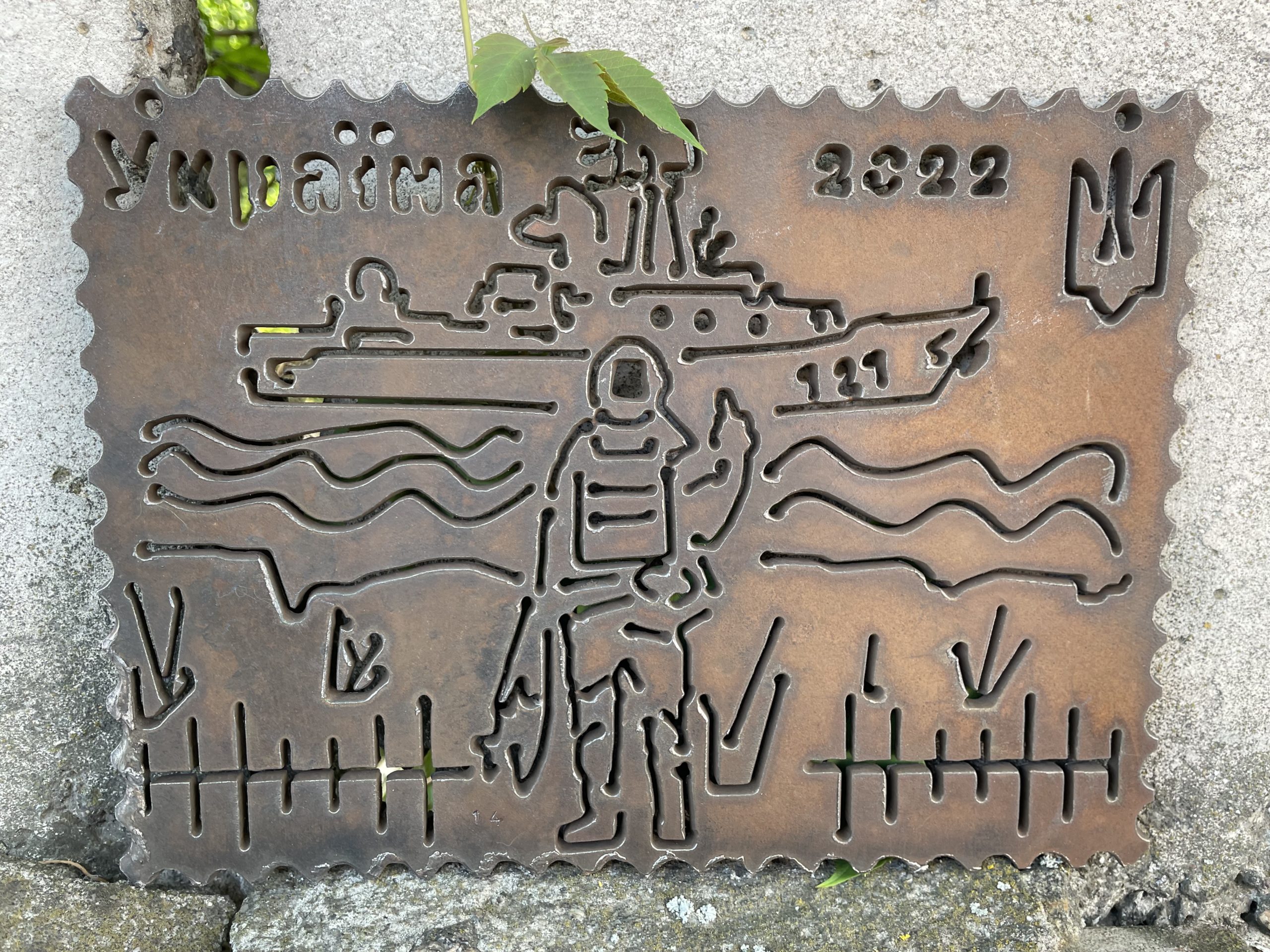 Майстер з Миколаєва виготовляє сувеніри з решток російської техніки і всі отримані кошти передає на потреби ЗСУ (ФОТО)