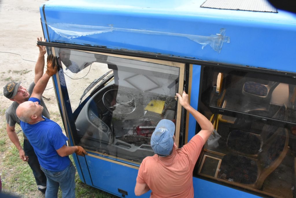 «Миколаївелектротранс» почав відновлювати пошкоджені російськими обстрілами тролейбуси (ФОТО) 5
