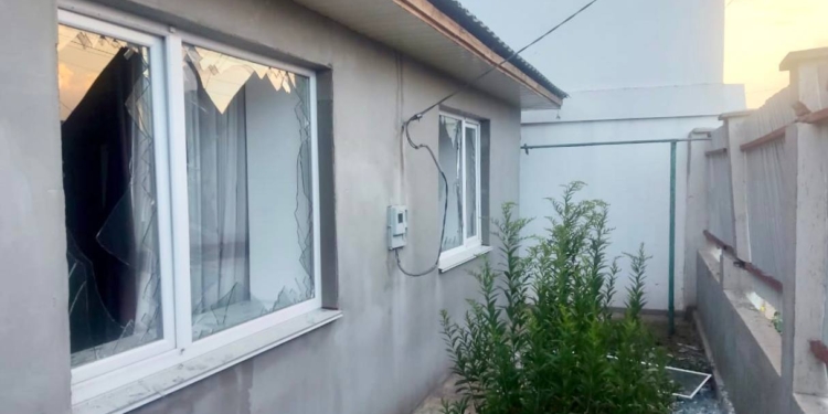Наслідки вечірнього обстрілу Миколаєва: значно пошкоджено 3 приватних будинки, поранена жінка (ФОТО)