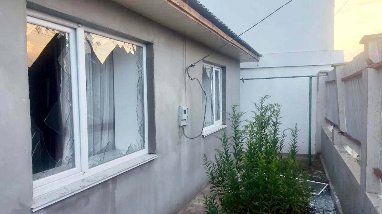 Наслідки вечірнього обстрілу Миколаєва: значно пошкоджено 3 приватних будинки, поранена жінка (ФОТО)