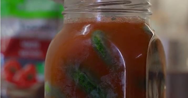 Клопотенко вдосконалив рецепт маринованих огірків з кетчупом чилі – додав ще один інгредієнт (ВІДЕО)