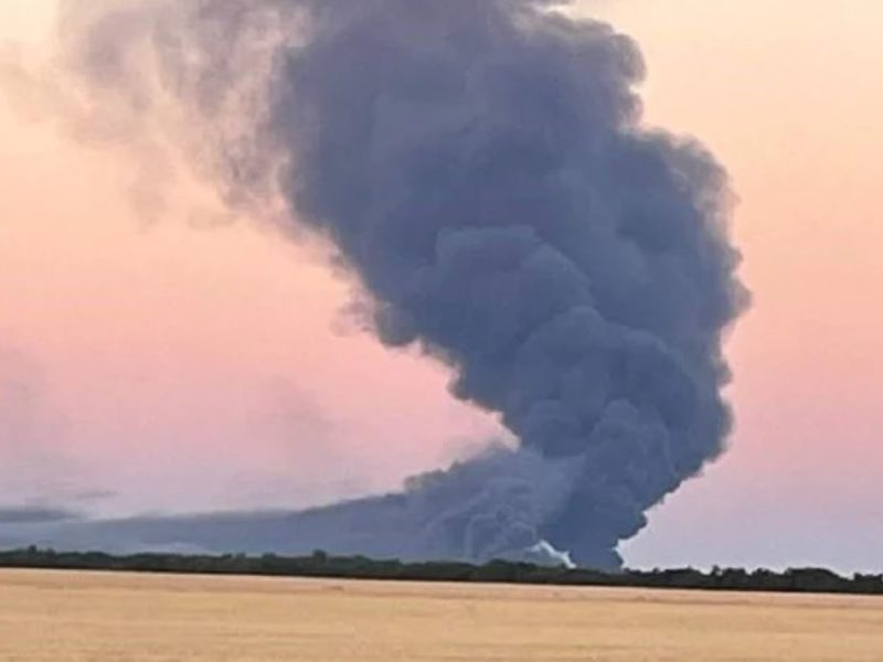 В Мелитополе уничтожена база рашистов, под откос пущен поезд с боеприпасами, аэродром еще горит (ВИДЕО)