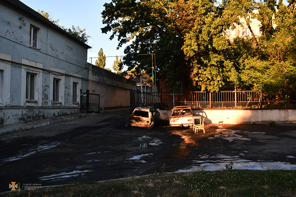 Наслідки ранкової атаки російських окупантів по Миколаєву – численні пожежі, влучання в 2 лікарні, 4 людини поранено (ФОТО) 7