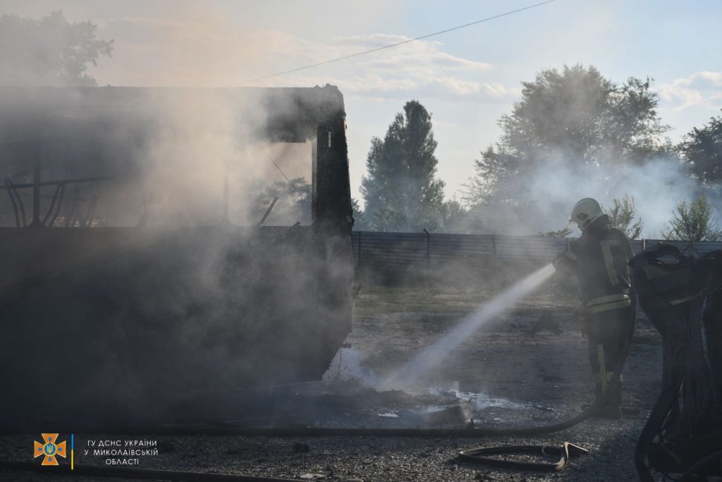 Пожежі, в тому числі і від обстрілів, і летальне ДТП – куди виїздили за добу миколаївські рятувальники (ФОТО) 7