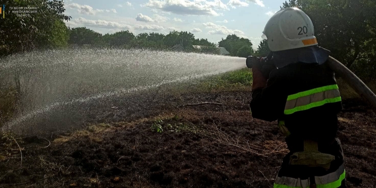 На Миколаївщині з 11 пожеж за добу одна виникла через російські обстріли (ФОТО)