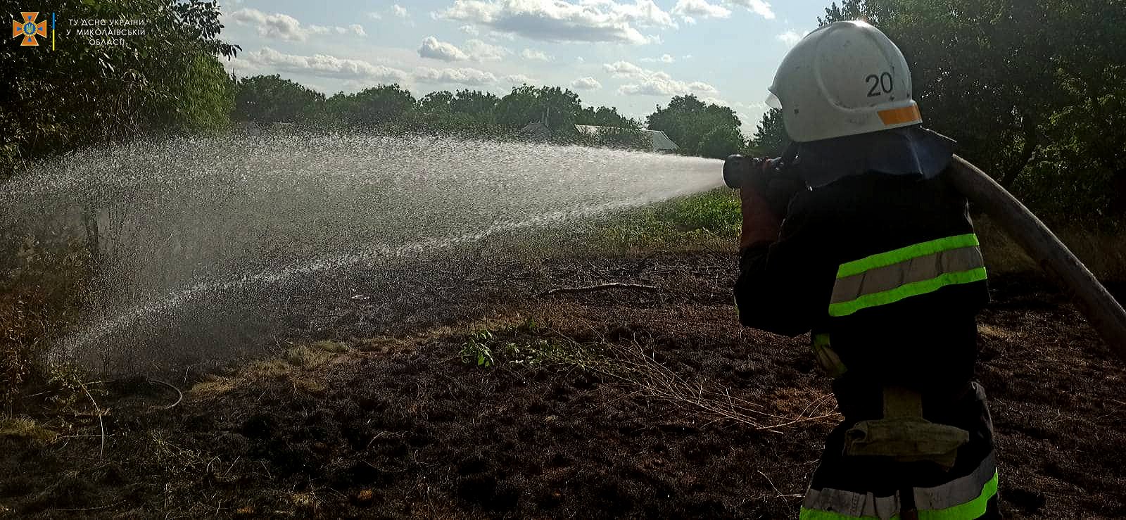 На Миколаївщині з 11 пожеж за добу одна виникла через російські обстріли (ФОТО)