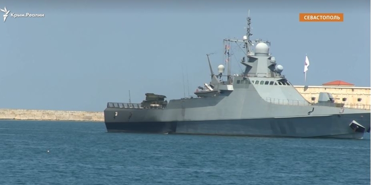 Російський патрульний корабель з обгорілим бортом зайшов до Севастополя (ВІДЕО)