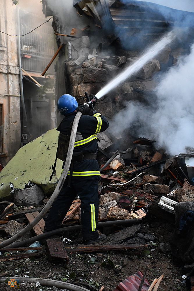 Наслідки ранкової атаки російських окупантів по Миколаєву – численні пожежі, влучання в 2 лікарні, 4 людини поранено (ФОТО) 9