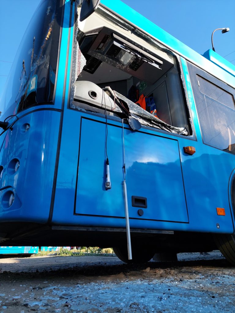 Внаслідок ранкових обстрілів Миколаєва пошкоджено 18 тролейбусів (ФОТО) 15