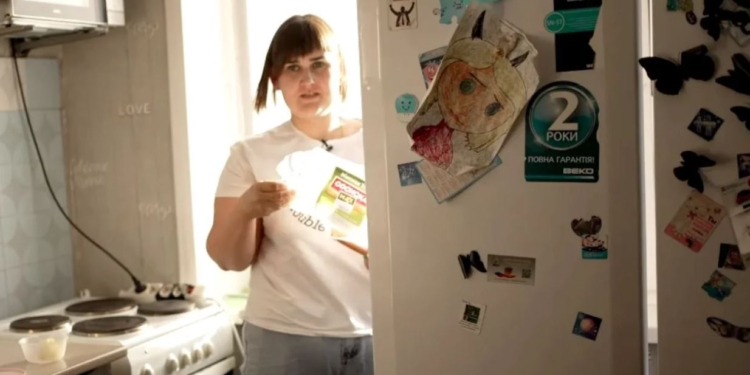 Сім’я вбитого рашиста жаліється на невиплату компенсації на фоні холодильника, вкраденого в Україні (ВІДЕО)