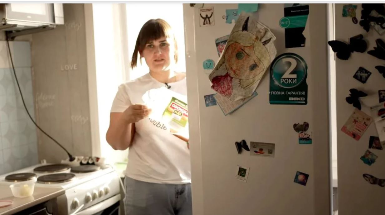 Сім’я вбитого рашиста жаліється на невиплату компенсації на фоні холодильника, вкраденого в Україні (ВІДЕО)