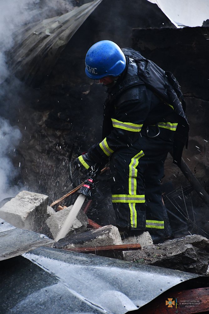 Наслідки ранкової атаки російських окупантів по Миколаєву – численні пожежі, влучання в 2 лікарні, 4 людини поранено (ФОТО) 11