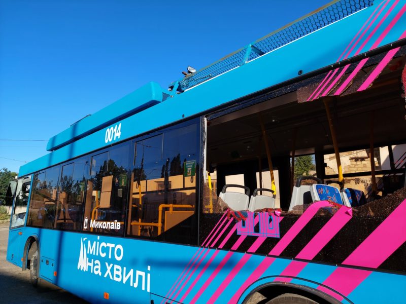 Внаслідок ранкових обстрілів Миколаєва пошкоджено 18 тролейбусів (ФОТО)